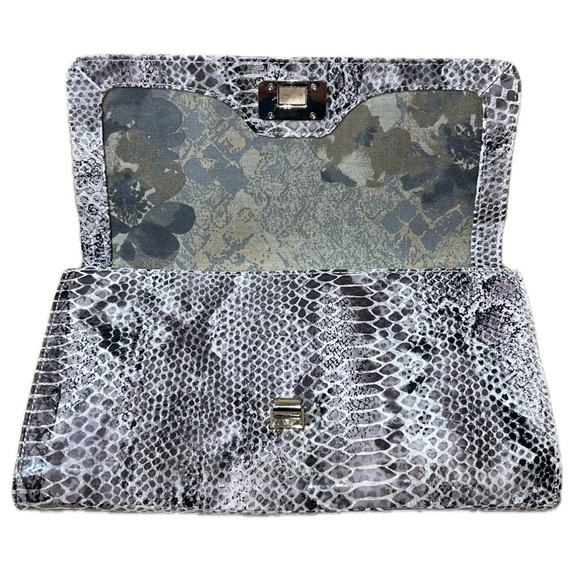 Elliott Lucca Leather Snakeskin Design Textured Turn-Lock Clutch - Picture 10 of 16